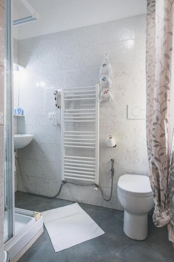 Bulldog Station Apartments With Private Wc, Ac, Tv Mestre Luaran gambar