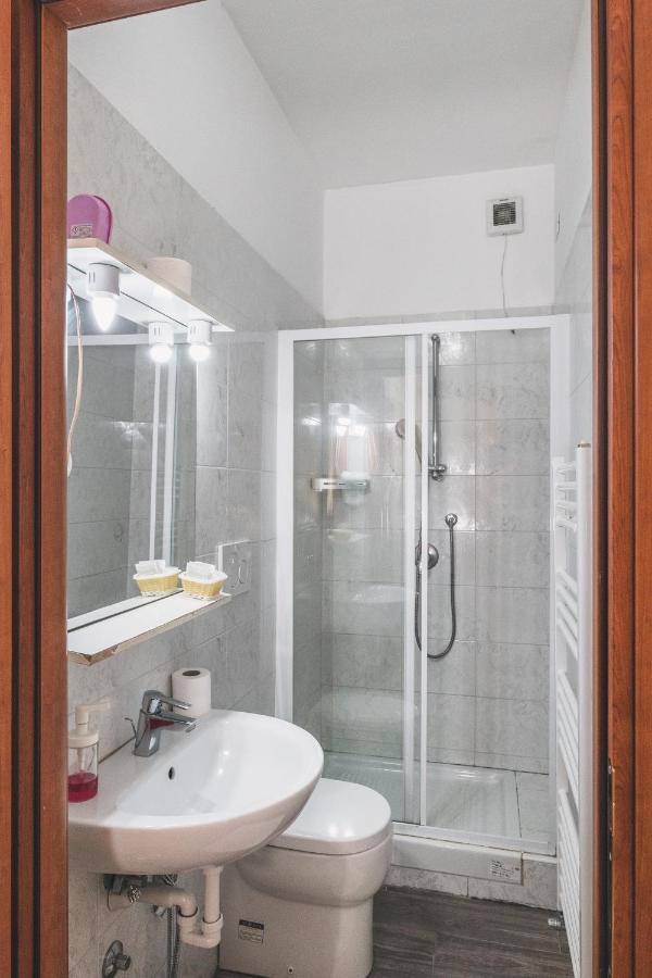 Bulldog Station Apartments With Private Wc, Ac, Tv Mestre Luaran gambar