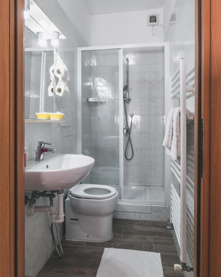 Bulldog Station Apartments With Private Wc, Ac, Tv Mestre Luaran gambar