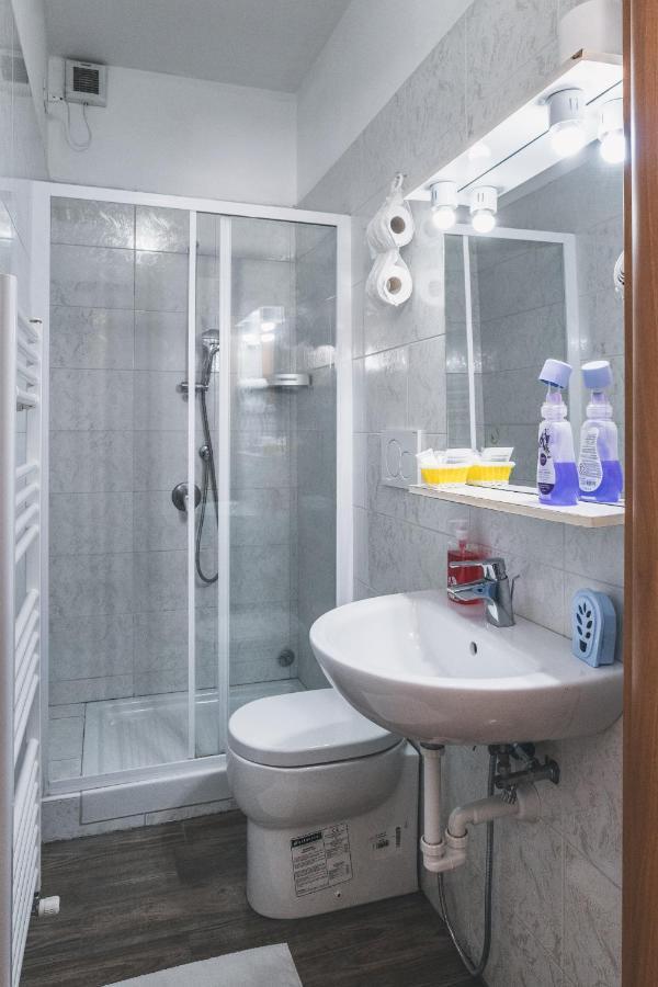 Bulldog Station Apartments With Private Wc, Ac, Tv Mestre Luaran gambar