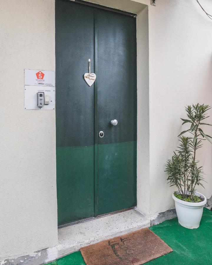 Bulldog Station Apartments With Private Wc, Ac, Tv Mestre Luaran gambar