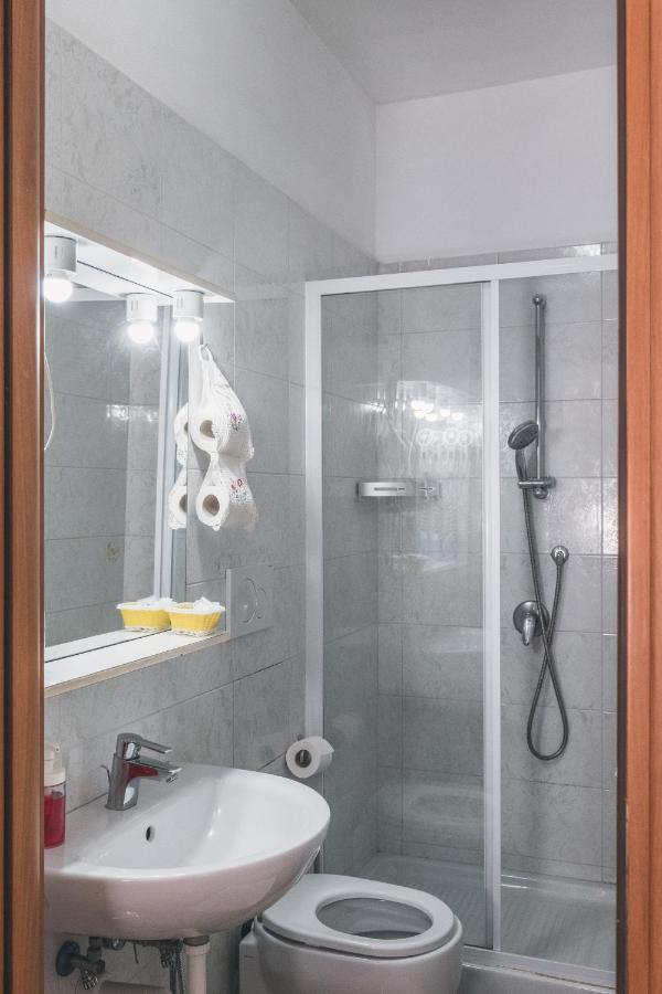 Bulldog Station Apartments With Private Wc, Ac, Tv Mestre Luaran gambar